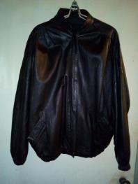 Куртка кожаная демисезонная , цвет черный , размер 46 .