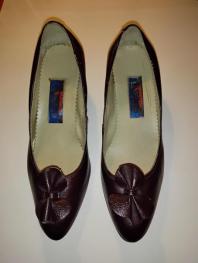 Новые туфли на невысоком каблуке, кожа, размер 38, цвет темно-коричневый.